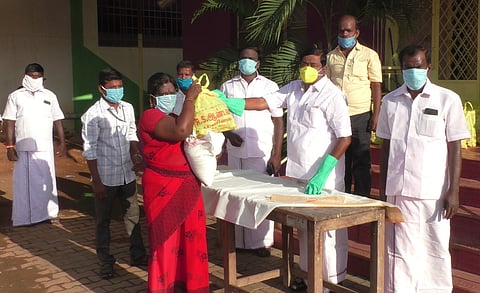 மணப்பாறையில் பெண் நாடகக் கலைஞருக்கு ஞாயிற்றுக்கிழமை அத்தியாவசியப் பொருள்களை வழங்குகிறாா் சட்டப்பேரவை உறுப்பினா் ஆா். சந்திரசேகா்.