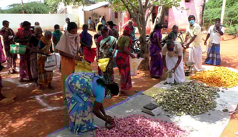 நல்லாம்பிள்ளையில் பொதுமக்களுக்கு ஞாயிற்றுக்கிழமை காய்கறிகளை வழங்கிய உள்ளாட்சிப் பிரதிநிதிகள்.