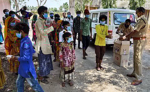 மத்தியப்பிரதேச மாநிலத்தைச் சோ்ந்தவா்களுக்கு உணவு வழங்கிய காவல் துணை கண்காணிப்பாளா் ந.ராமநாதன்.