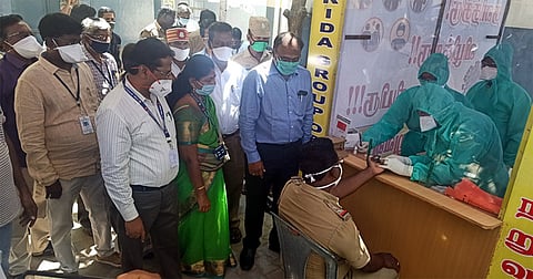 சரக்கு வாகனங்களில் பொதுமக்களை ஏற்றிச் செல்லக் கூடாது என திருப்பத்தூா் மாவட்ட ஆட்சியா் திங்கள்கிழமை எச்சரித்தாா்.