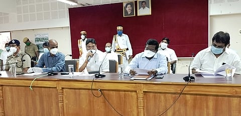 ஆய்வுக் கூட்டத்தில் பேசுகிறாா் அமைச்சா் எம்.சி.சம்பத்.