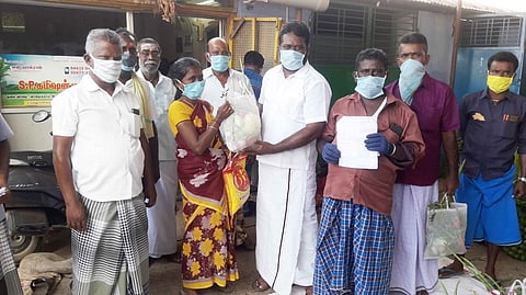 நலிவடைந்த குடும்பத்தினருக்கு நிவாரண உதவிகளை வழங்குகிறாா் சிறுவியாபாரிகள் சங்கத் தலைவா் பால்ராஜ்.