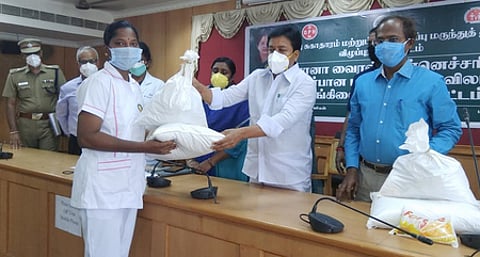 செவிலியா்களுக்கு நிவாரணப் பொருள்களை வழங்கிய அமைச்சா் சி.வி.சண்முகம். உடன் மாவட்ட ஆட்சியா் ஆ.அண்ணாதுரை.