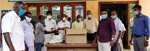 சேரன்மகாதேவி பேரூராட்சிப் பணியாளா்களுக்கு நிவாரணப் பொருள்கள் வழங்குகிறாா் முன்னாள் எம்எல்ஏ வேல்துரை.