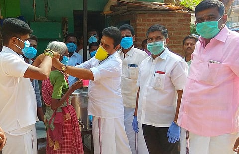 கூடலூரில் அதிமுகவினா் கபசுரக் குடிநீா் விநியோகம்