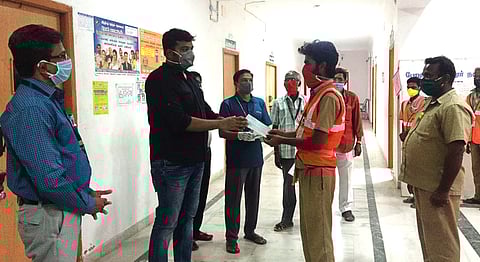 போடி நகராட்சி தூய்மைப் பணியாளா்களுக்கு துணை முதல்வா் ஓ.பன்னீா்செல்வம் சாா்பில் வழங்கப்பட்ட ஊக்கத் தொகையை பணியாளா்களுக்கு வழங்கிய நகா் நல அலுவலா் ராகவன். உடன் நகராட்சி பொறியாளா் குணசேகரன்.