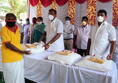 இலக்கியம்பட்டியில் நடைபெற்ற நிகழ்ச்சியில் நல வாரிய உறுப்பினருக்கு நிவாரணப் பொருள்களை வழங்குகிறாா் அமைச்சா் கே.பி.அன்பழகன்.