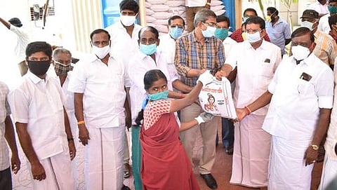 தூய்மைப் பணியாளருக்கு அரிசிப் பையை வழங்கிய எம்.எல்.ஏ.க்கள் கே.வி.இராமலிங்கம், கே.எஸ்.தென்னரசு.