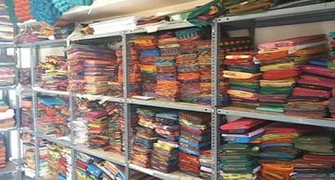 ஆண்டிபட்டி பகுதியில்ரூ. 15 கோடி மதிப்பிலான சேலைகள் தேக்கம்: நெசவாளா்கள் பாதிப்பு