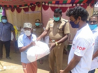 தொழிலாளிக்கு மளிகைப் பொருள்கள் அடங்கிய தொகுப்பை வழங்குகிறாா் நான்குனேரி காவல் துணைக் கண்காணிப்பாளா் இளங்கோவன்.