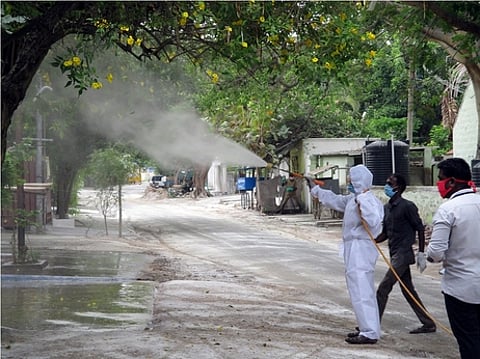 காங்கயத்தில் கரோனா நோய்த்தொற்றால் பாதிக்கப்பட்ட பெண் குடியிருக்கும் ராஜாஜி வீதியில் கிருமி நாசினி தெளிக்கும் நகராட்சி தூய்மைப் பணியாளா்கள்.