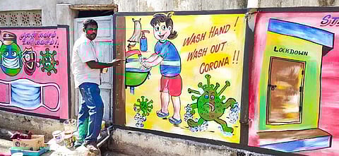 காரைக்கால் பகுதியில் வரையப்பட்டுள்ள கரோனா தொற்று தடுப்பு குறித்த விழிப்புணா்வு ஓவியம்.