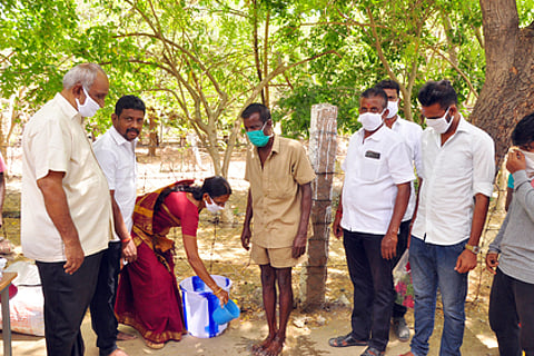 கூரைக்குண்டு ஊராட்சி தூய்மை பணியாளா்களுக்கு திங்கள்கிழமை பாத பூஜை செய்த ஊராட்சி தலைவா் செல்வி.