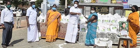 மன்னாா்குடியில் ஏழைகளுக்கு உணவுப் பொருள்கள் அடங்கிய தொகுப்பு பையை ஞாயிற்றுக்கிழமை வழங்கினாா் தமிழக உணவுத்துறை அமைச்சா் ஆா். காமராஜ்.