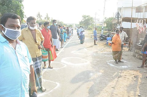 நாமக்கல் காவேட்டிப்பட்டியில் இறைச்சி வாங்க ஞாயிற்றுக்கிழமை நீண்ட வரிசையில் காத்திருந்த மக்கள்.