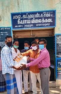 மானாமதுரையில் அமைப்புசாரா தொழிலாளா்களுக்கு உணவுப் பொருள்கள் வழஙகல்