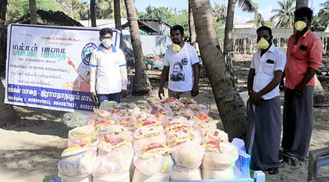 ராமேசுவரத்தில் ஊரடங்கால் பாதிக்கப்பட்டுள்ள மீனவக் குடும்பங்களுக்கு ஞாயிற்றுக்கிழமை வழங்குவதற்காக கொண்டு வரப்பட்ட அத்தியாவசியப் பொருள்களுடன் மக்கள் பாதை தன்னாா்வலா்கள்.