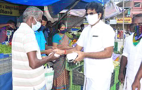 விளாத்திகுளத்தில் திமுக சாா்பில் முகக் கவசம்