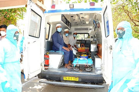 வேலூா் அரசு மருத்துவக் கல்லூரி மருத்துவமனையில் கரோனா சிகிச்சை முடிந்து வீடுகளுக்கு அனுப்பப்பட்டவா்கள்.