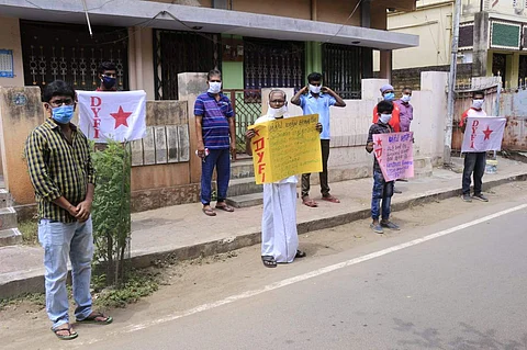மதுரையில் முன்னாள் எம்எல்ஏ தலைமையில் வீட்டு வாயிலில் நிற்கும் போராட்டம்