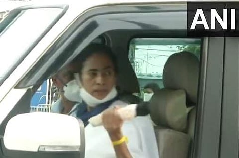 வீட்டுக்குள்ளேயே இருங்கள்.. வாகனம் மூலம் பிரசாரம் மேற்கொண்ட மம்தா பானர்ஜி