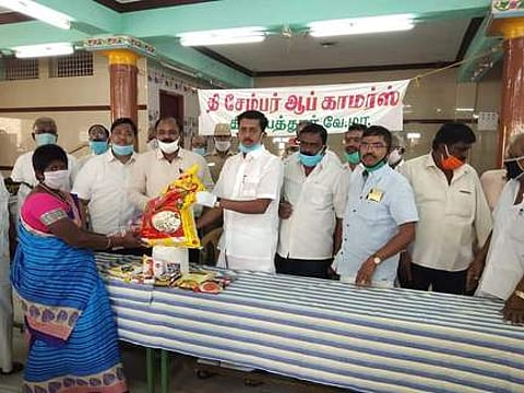 மளிகைப் பொருள் வழங்கும் பணியைத் தொடக்கி வைத்த ஆட்சியா் ம.ப.சிவன் அருள், எம்எல்ஏ நல்லதம்பி.