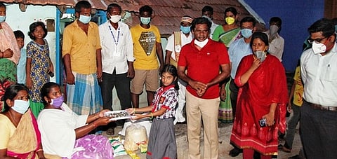 மாற்றுத்திறனாளி பெண்ணுக்கு தன்னுடைய உண்டியல் சேமிப்புத் தொகையை வழங்கிய மாணவி கோபிகா.