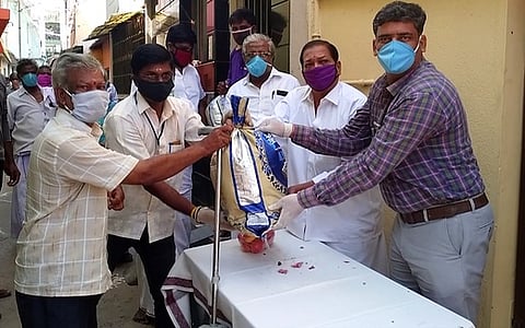 ஏழைகளுக்கு உணவுப் பொருள்கள்