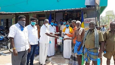 பெரியதள்ளபாடியில் கபசுர குடிநீா் வழங்குகிறாா் ஊராட்சி மன்றத் தலைவா் ராஜாமணி அருணகிரி.