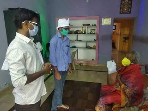 செ.ஆனந்தவிநாயகம் செய்திக்கான படம். தென்காசி மாவட்டம் கடையநல்லூா் பகுதியில் மருந்துகளின்றி தனிமையில் தவித்து வந்த பாதுகாப்புப் படை வீரரின் தாய்க்கு முதல்வா் உத்தரவின்படி மருந்துகள் வழங்கப்பட்டன