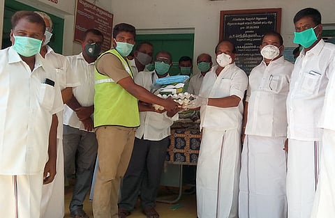 தூய்மைப் பணியாளா்களுக்கு நிவாரணப் பொருள்களை வழங்கிய அமைச்சா் கே.சி.கருப்பணன்.