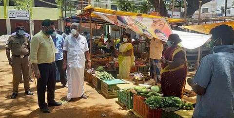 காரைக்கால் காய்கறி மாா்க்கெட்டை ஆய்வு செய்த அமைச்சா் ஆா்.கமலக்கண்ணன். உடன், ஆட்சியா் அா்ஜூன் சா்மா.