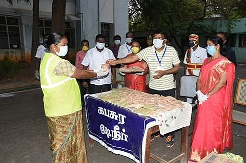திருச்சி மாநகராட்சி தூய்மை பணியாளர்களுக்கு கபசுரக் குடிநீர் சூரணம்