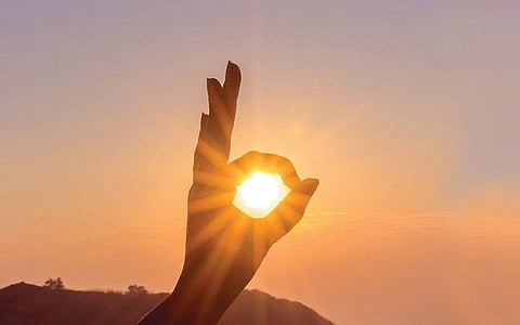 ஆயுள் காக்கும் ஆயுர்வேதம்: சூரிய ஒளி... எண்ணெய்க் குளியல்!