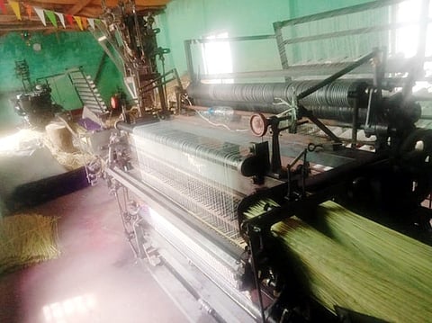 அகரம்சேரி கிராமத்தில் ஊரடங்கால் முடங்கியுள்ள கோரை ப்பாய் தயாரிக்கும் தொழிற்சாலை.