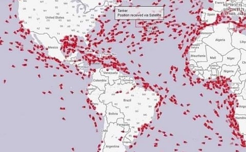 கொள்வாரின்றிக் கடற்பரப்பில் காத்திருக்கும் கச்சா எண்ணெய்க் கப்பல்கள்