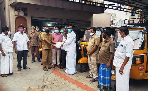 ஆட்டோ ஓட்டுநர்களுக்கு உணவுப் பொருள்களை வழங்கிய திமுக மாவட்ட செயலாளர் சு.முத்துசாமி.