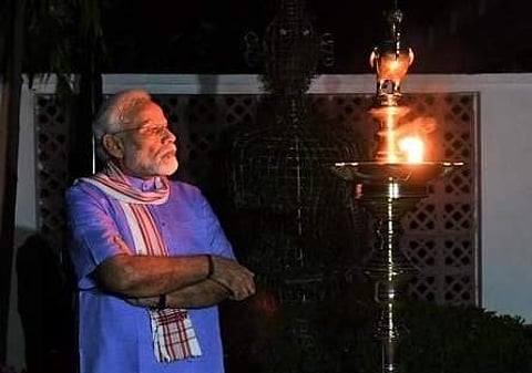 விளக்கேற்றினார் பிரதமர் மோடி! (விடியோ)