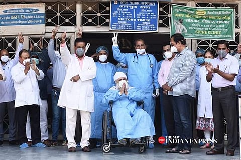 தில்லி: கரோனாவில் இருந்து மீண்ட 73 வயது முதியவருக்கு உற்சாக வழியனுப்பு விழா