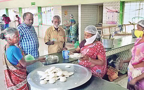 கரோனா தடுப்புப் பணியில் களமிறங்கிய மகளிர் குழு!