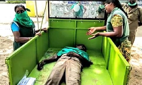 உயிரிழந்த தூய்மைப் பணியாளர் குடும்பத்துக்கு உதவ முன்வரும் ஆர்வலர்கள்: வங்கிக் கணக்கு எண்கூட சொல்லத் தெரியாத மனைவி!