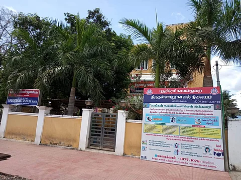 காவலர்கள் தனிமைப்படுத்தப்பட்டதால் திருநள்ளாறு காவல்நிலையம் மூடல்