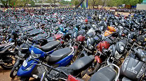 கோயம்பேடு பேருந்து நிலையத்தில் நிறுத்தப்பட்டிருந்த வாகனங்களுக்கு 'ஒருநாள் கட்டணம் மட்டுமே'