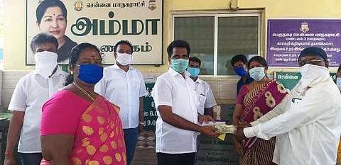 அதிமுக தலைமை பொதுக்குழு உறுப்பினரும், வடகரை ஊராட்சி மன்ற முன்னாள் தலைவருமான மு.சுந்தர் ரூ.1 லட்சம் ரொக்கம் வழங்கினார்.
