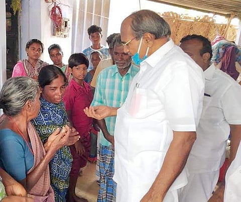 தூய்மைப் பணியாளா் பாலனின் குடும்பத்தினருக்கு ஆறுதல் கூறும் திருப்பூா் மக்களவைத் தொகுதி உறுப்பினா் கே.சுப்பராயன்.