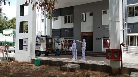 கரோனா தொற்று உறுதி செய்யப்பட்ட நபர் ஆம்புலன்ஸ் மூலம் மயிலாடுதுறை அரசினர் மருத்துவமனைக்கு அழைத்து வரப்பட்டார்.