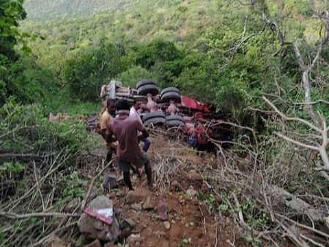 திம்பம் மலைப் பாதையில் விபத்துக்குள்ளான லாரி.