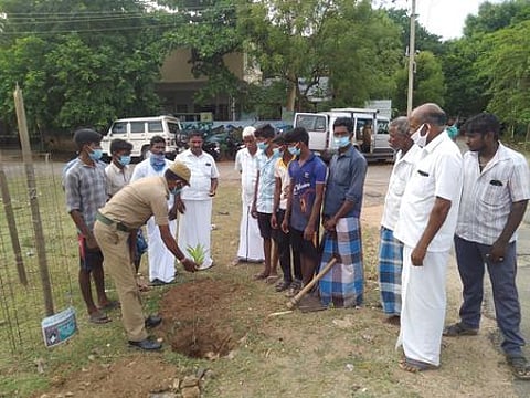 வன விலங்குகளை வேட்டையாட முயன்றவா்களுக்கு, திருச்சி கோட்ட வன அலுவலக வளாகத்தில், மரக்கன்று நடவு செய்யும் முறை குறித்து விளக்குகிறாா் வனக்காப்பாளா். ~திருச்சி கோட்ட வன அலுவலக வளாகத்தில், மரக்கன்று நடவு ச
