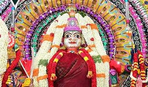 கோயிலில் சிரசு மண்டபத்தில் சிறப்பு அலங்காரத்தில் அம்மன்.