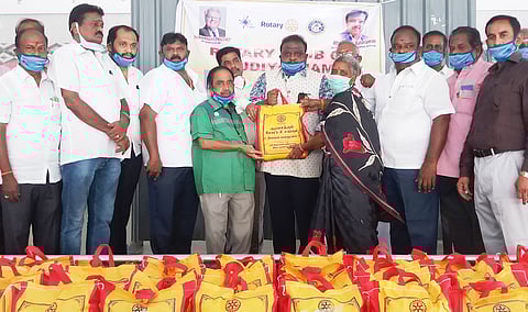 பெண்ணுக்கு மளிகைப் பொருள்கள் வழங்கிய ரோட்டரி சங்க மாவட்ட ஆளுநா் ஸ்ரீதா்பலராமன்.